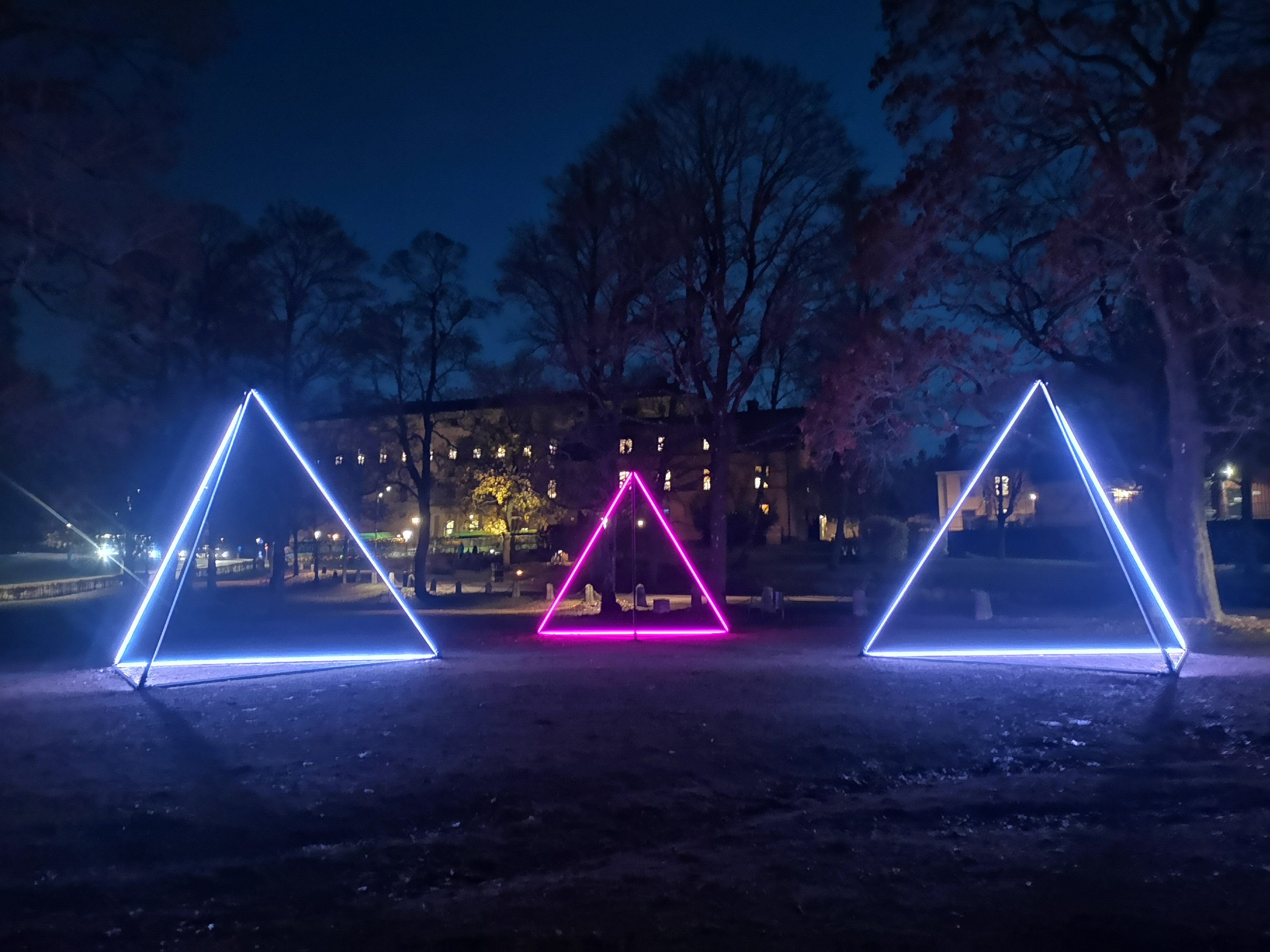 Stora lysande pyramider på ljusfestival